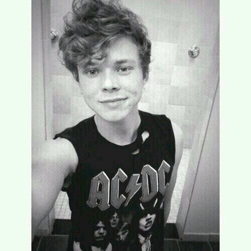 5sos_vegemight's tweet image. #20ReasonsWhyWeLoveAshton #2his breathtaking selfies ~6
