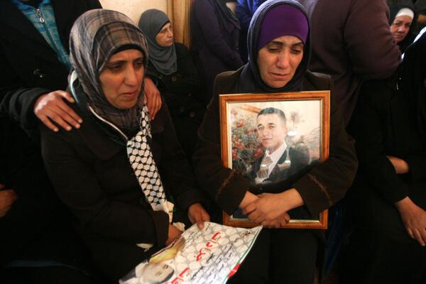 intifada's tweet photo. Arafat Jaradat, a father of two, died from Israeli torture, international expert says http://t.co/lxwqXrlUDK http://t.co/J5iBuuE7NQ