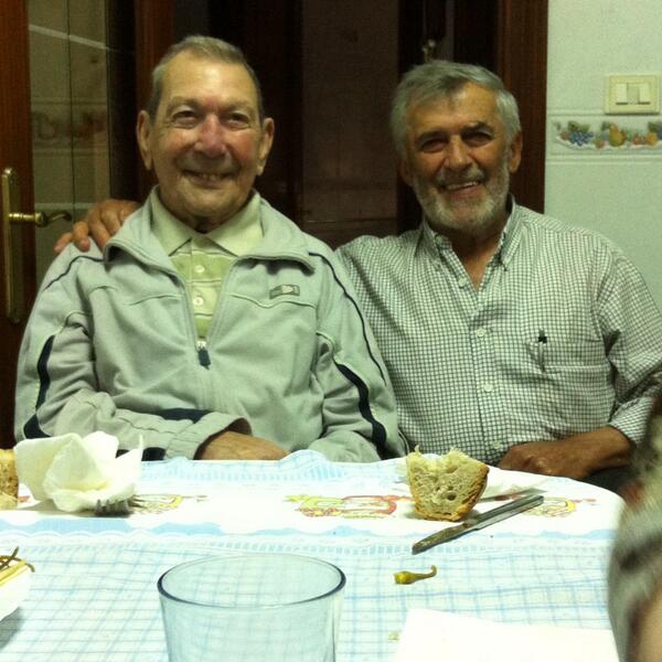Zubiaur1983's tweet photo. @Nerewii comiendo el postre con mi abuelo y un amigo de la familia#mingogorever http://t.co/O2q0EXTSxa