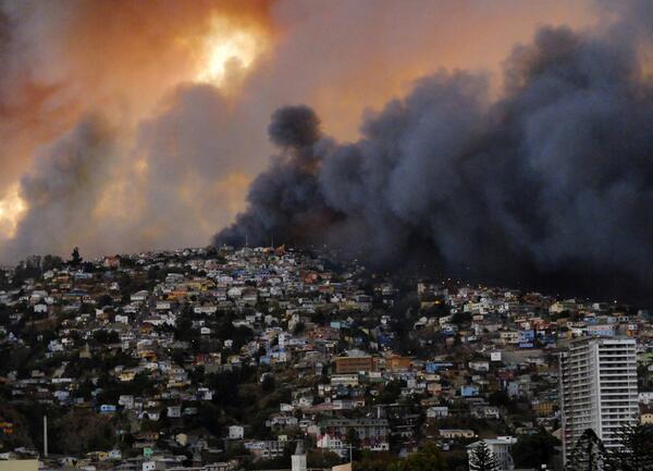 ANCALERTS's tweet photo. PHOTO via Reuters: Fire leaves 8 dead, 500 houses destroyed in Valparaiso, Chile http://t.co/q5DRm0dHVe