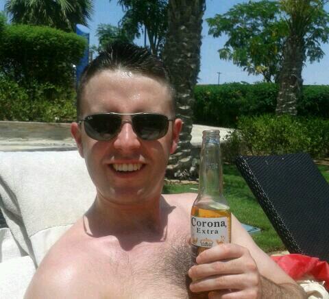 DaveKenny3's tweet photo. SUN-day coronas by the pool #34degrsAbuDabhi http://t.co/JgkaeR8Qrw