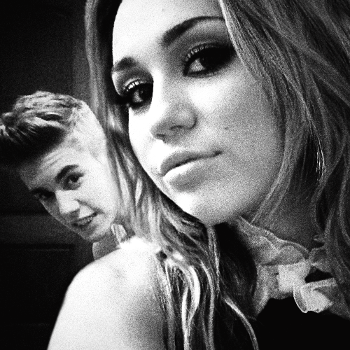 ______yJustin tweet picture