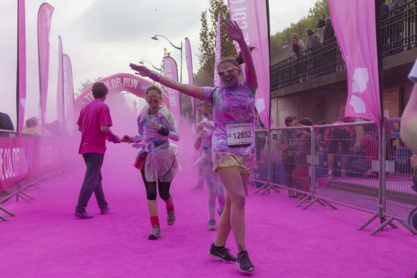 Paris's tweet photo. Des coureurs, de la couleur, c'était la #ColorRunParis ! http://t.co/D1ogg7CN3X http://t.co/X2djOUB1qi