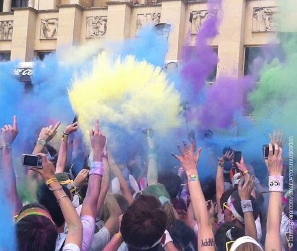ZoomOnParis's tweet image. Alors comment vous la trouvez cette #ColorRun ? #ColorRunParis #fun #Paris
