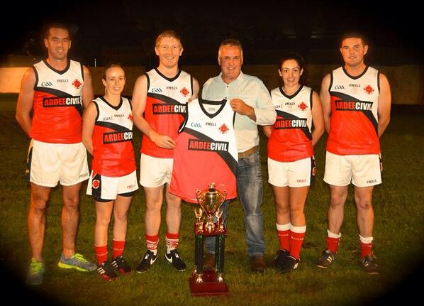 <a href="/hoganstandgaa/">hoganstand.com</a> <a href="/JeromeQuinn/">Jerome Quinn</a> Cusacks captains present #ArdeeCivil with new winning singlet! #gaa