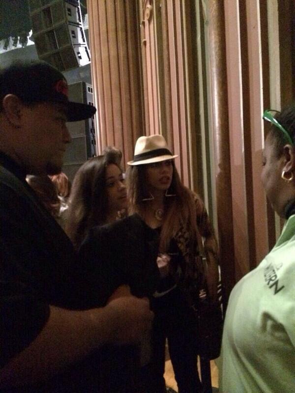 5H_Denmark's tweet image. Dinah og Camila til 5SOS koncert i LA (12.04.14) #1