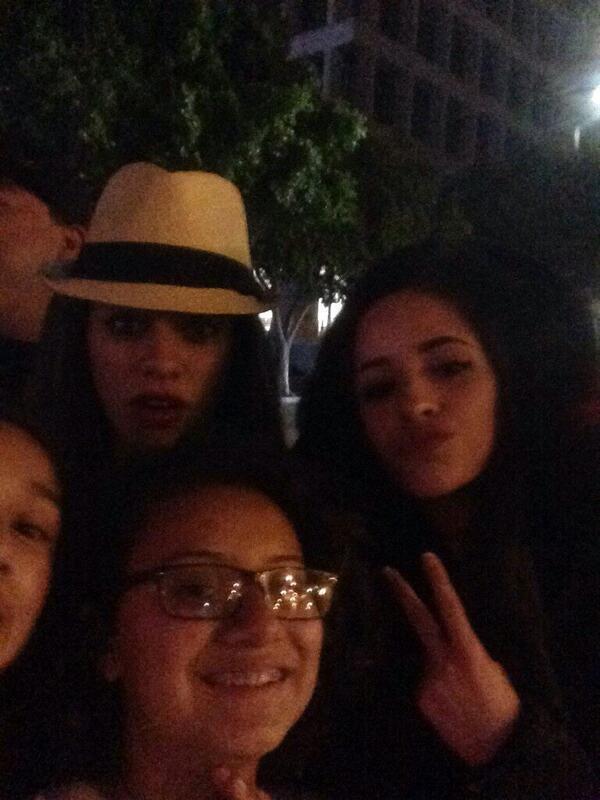 5H_Denmark's tweet image. Dinah, Camila og Fans til 5SOS koncert i LA (12.04.14)