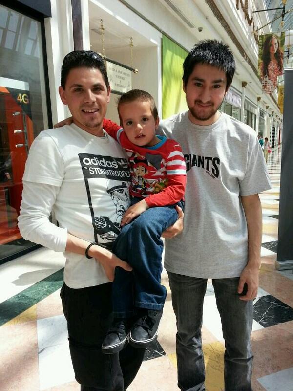 goncalofaria69's tweet photo. #GiantsBack2LoL Finales del @TLPOpenCup con @GiantsGaming @Naruterador. Mi peque quiere ser uno de vosotros. http://t.co/egqAR1P6Zn