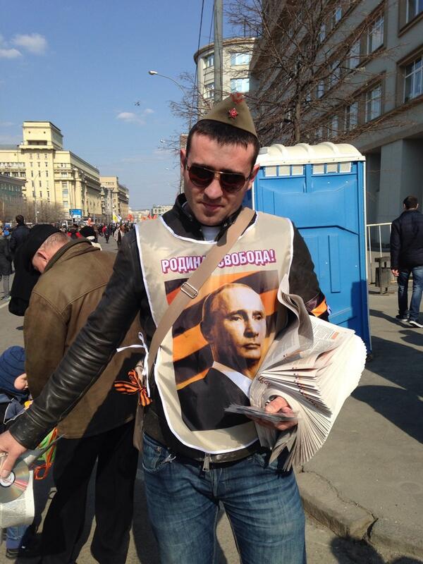 Romenskiy's tweet photo. Мужчинко с Путиным на груди раздает странны газетки перед входом на акцию на Сахарова http://t.co/60fPHjXCGf