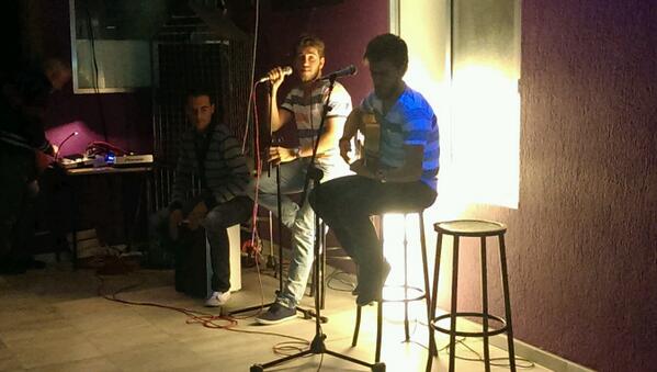july_87_26's tweet photo. K buena noche ayer en @ACJELPATIO escuchando a @Sonadoresoficia y a la pedazo de voz de Isabel María y Luis Pinilla http://t.co/rzad96pfJ4