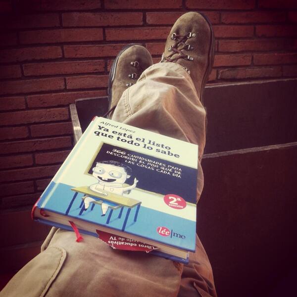 FacebookMania_'s tweet photo. Lectura recomendada para #SantJordi #SelfieSantJordi @elperiodico @elperiodico_cat Ya está el listo que todo lo sabe http://t.co/3iXwvw4MTG