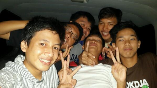 Irwan_SL's tweet photo. Wkwkwk @OS_Officiall: #OSJalanJalan #selfi #modeon #mobil #with #irwan #tavip #bayu #iqbal #mol #gelap #dimobil http://t.co/UCpZeq8WMC"