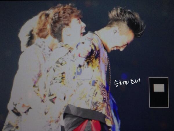 partnervi's tweet photo. [8승리파트너] 14.04.13 YG Family Concert in Osaka
엉덩이 막 만지다가(?) 전광판 보고 빵터진 뱅...
ㅋㅋㅋㅋㅋㅋㅋㅋㅋ
#Seungri #승리  #スンリ http://t.co/95g5IIGppg