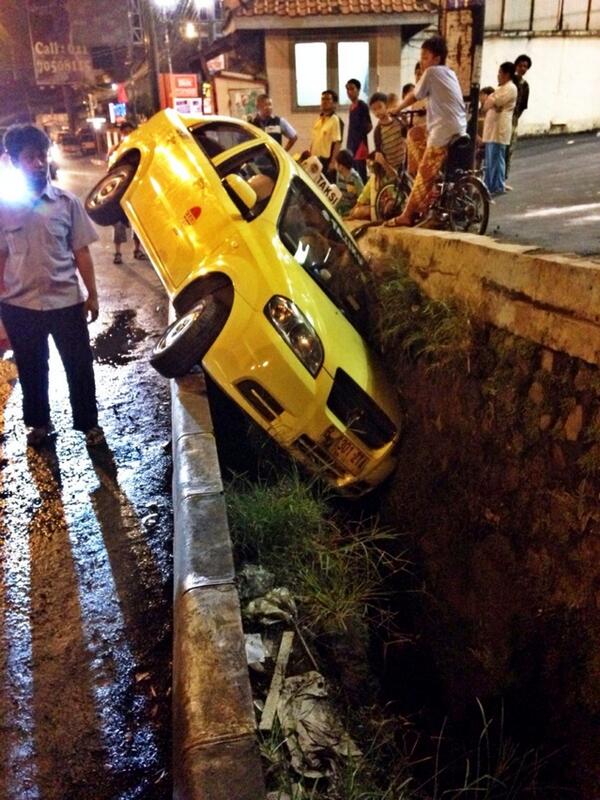 RT <a href="/topenx21/">taufan angga pribadi</a>: 19.45 Kecelakaan Taksi terperosok di Jl Fatmawati menuju Blok M, lalin tersendat