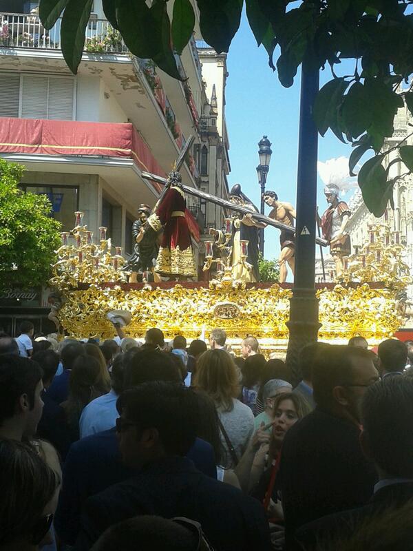 elpoxidetriana's tweet photo. Pues siguiendo el dia viendo la paz por las calles de sevilla a la que imprecionante giro qe se marcan en la catedral http://t.co/RlSQa9B8L0