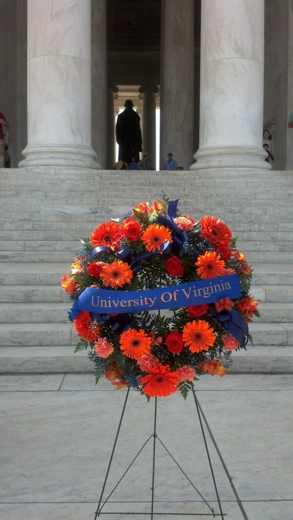 UVA_Events's tweet image. UVa’s wreath and Jefferson: from today’s wreath-laying ceremony at the Jefferson Memorial. #UVA #foundersday #tjbday