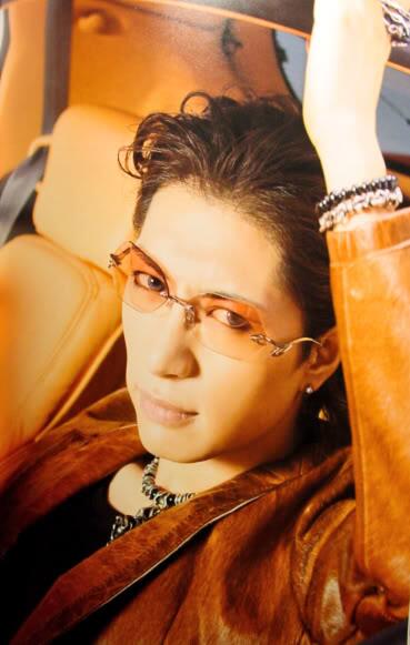 GACKT_otodoke's tweet photo. GACKT様の車＆サングラス
このサングラスかっこいいですね♡
特徴があって耳の中にかける構造なんですｂ https://t.co/ivBlMzCKl6