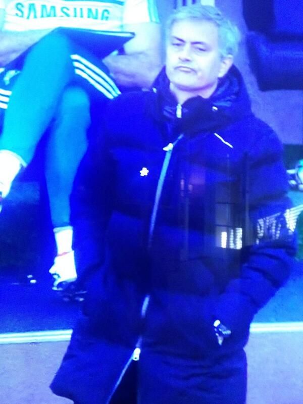 oli_wilko's tweet image. I worked out why Mourinho was in a bad mood!! His zip has broke #mourinho #Chelsea #brokenzip