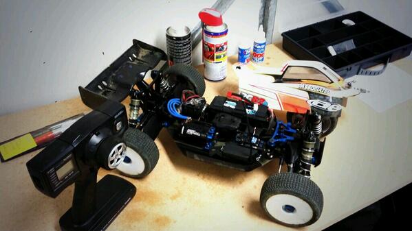 Cleaning time after an afternoon at the track ! 
Séance nettoyage après une après midi à la piste !
<a href="/Team_Associated/">Associated Electrics</a>