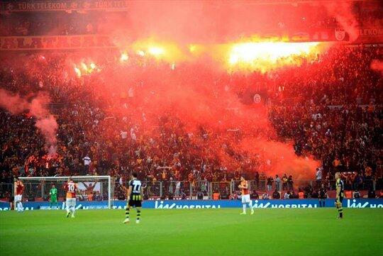 VoetbalUltras's tweet image. Pyro van UltrAslan tijdens Galatasaray - Fenerbahce
