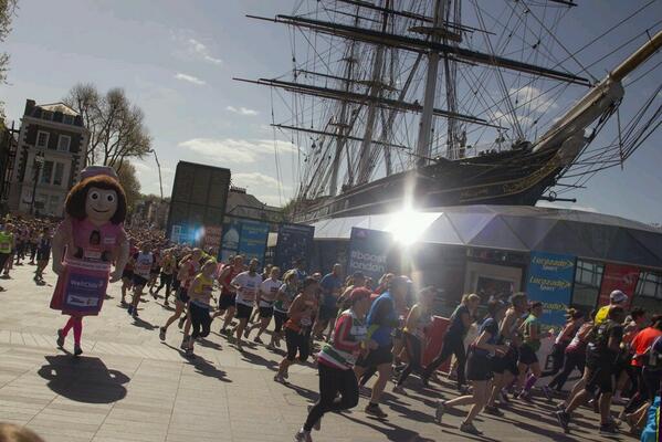 nigelr0's tweet image. Marathon runners (including supersized nurse) heading round the historic Cutty Sark