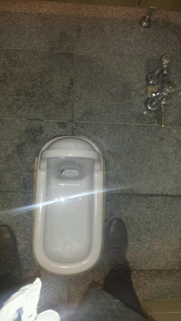 Anna347Simmers's tweet photo. Guess it's #squatTime lol #1stTimeFor Everything #newCulturalExperience #SouthKorea http://t.co/tKUGPHNMp4