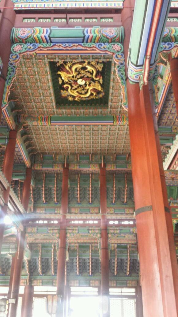 Anna347Simmers's tweet photo. Golden Dragon ceiling! #meLikey #iWantOne http://t.co/WZVKU2ADUa