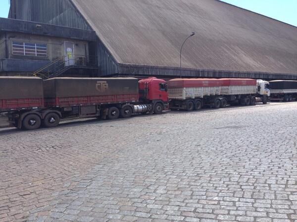 Ag_Loop's tweet image. &quot;@BenRiensche: Santos Port Brazil, 6 days on bad roads, then a 4 day wait to unload http://t.co/gDTdGYxpPg” #GlobalAg #ag #AgInfrastructure