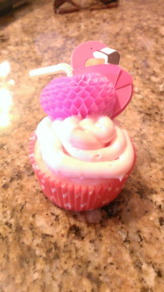 hannahnadcoh's tweet image. RICHARD GAVE ME THIS CUPCAKE FOR HELPING VOB #iloverich #ITSAFLAMINGO