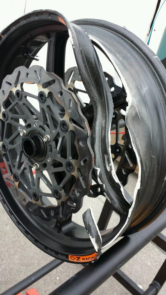 TiboMotoGP's tweet photo. 😭@CaterhamMoto2 @joshherrin @SpijkersRobin @benjdoe http://t.co/PfHOKeaXl9