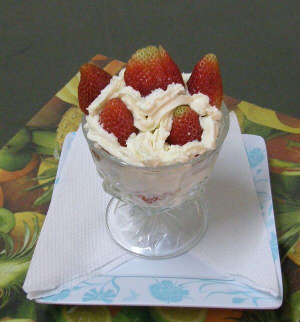 Calipso_123GO's tweet photo. comiendo fresas con crema http://t.co/JbhCmTAjuQ