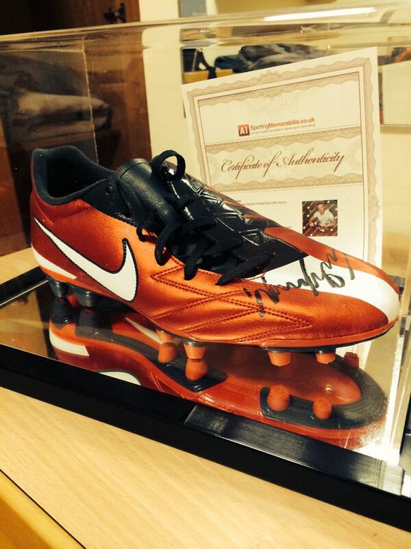 Garysmyth18's tweet photo. @WayneRooney thanks very much for the boot mate #challengersports👌 http://t.co/wsOjjha0Ua