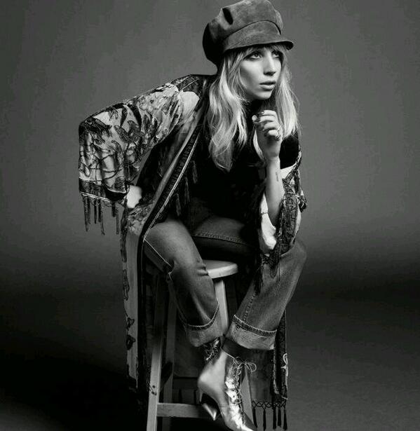 IndoGaga's tweet photo. Lady Gaga untuk majalah PORTER http://t.co/zAu6YgcIz5