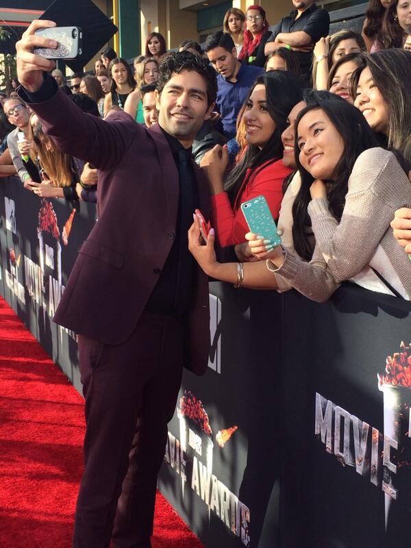 1iota on Twitter: &quot;Some #MTVMovieAwards Red Carpet fans meeting Adrian  Grenier! #1iota http://t.co/Qdfgh307ne&quot;