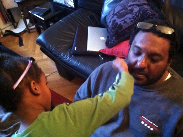 PuffyHairBook's tweet image. Daddy gets sparkly make up! #moderndads