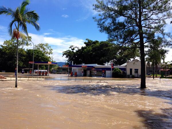 HowieBennett9's tweet image. #TCIta still affecting towns like Ingham details @9NewsAUS @9NewsBrisbane  with @9MelissaDownes @PhilWillmington live