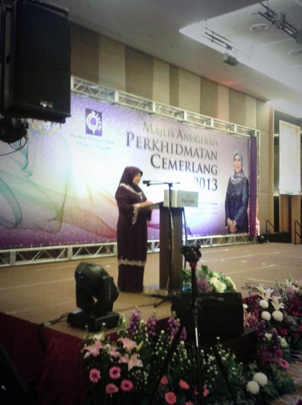 KPWKM's tweet photo. DS @hjhrohanikarim officiating the Anugerah Perkhidmatan Cemerlang KPWKM 2013. @AzizahMohdDun @NoorulAinur @LPPKN http://t.co/ASJ4VFCeAf