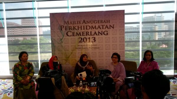 KPWKM's tweet photo. Sidang Media Majlis #APC13 #KPWKM @hjhrohanikarim @AzizahMohdDun @NoorulAinur @NoraniJKM http://t.co/LcCKbeBCCR