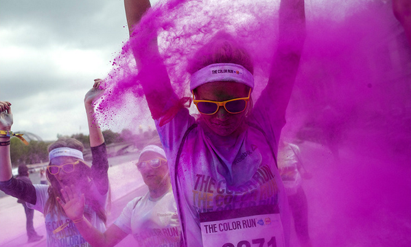 BFMTV's tweet image. IMAGES - #ColorRunParis : 12.000 coureurs sous une pluie de couleurs bit.ly/Q5QqLe