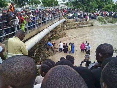 cloudsdigitalTZ's tweet photo. Wananchi wa Tabata Matumbi wakitafuta mwili wa mtu aliyedhaniwa kusombwa na mafuriko katika daraja la Matumbi..... http://t.co/fCcKVf54Ty