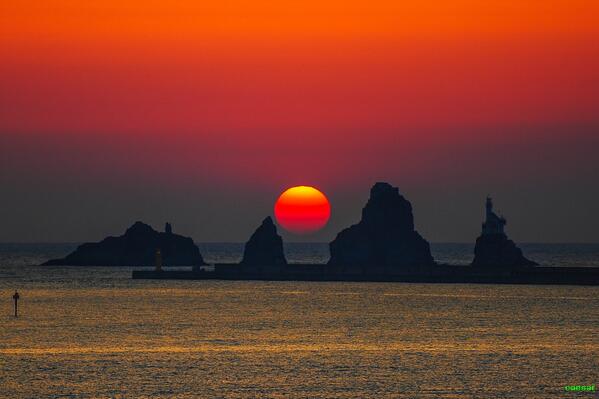 caasar's tweet image. 오륙도 일출....daewg.blog.me/120211404239