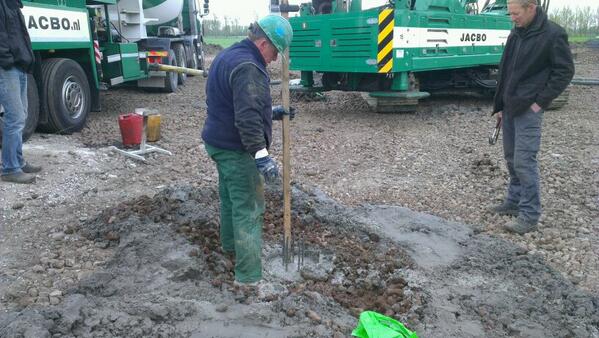 DeLingehof's tweet photo. De bouwvergunning is binnen en de 1e paal zit erin! Nog 74 te gaan... http://t.co/bo2uTBhWPw