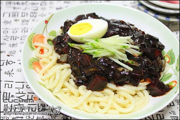 教材にはない韓国語 A Twitter 짜장면 자장면 数年前 ジャージャー麺の韓国語である짜장면と자장면がどっちも標準語として認められました 짜장면って言う人が多いのでこれは参考に 皆一緒に食べましょう Http T Co 6g1bo3phi4