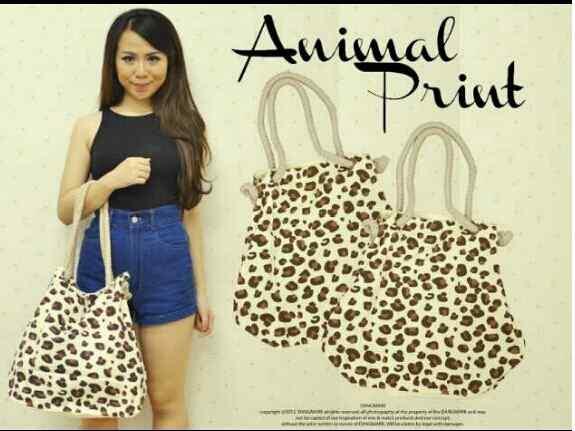 FMRemaja's tweet image. @IklanApaAjaAda @lapakguecom @apaajaIKLAN Tas leopard @75 rbu bahan jeand handprint minat? Pin:25A80F75