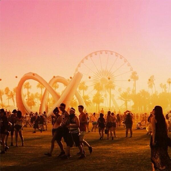 ELLEfrance's tweet photo. Les festivaliers de #Coachella ont inondé @instagram. On a eu très envie de les rejoindre ! http://t.co/QVDtHt2YfQ http://t.co/Il1SiezJsn