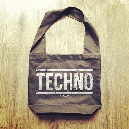 mwinterfestival's tweet photo. Si estás o vas a la playa… No te olvides tu mochila technera #modamwf #techno http://t.co/5Rnu7d4dKe