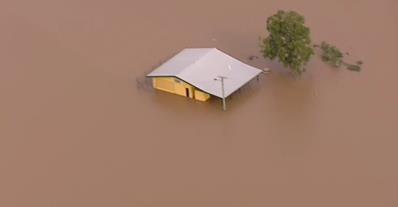 TenLateNews's tweet photo. Thousands still trapped by flood waters after #CycloneIta… &amp; some fruit prices set to rise. #EyewitnessNews 10.34pm http://t.co/NeklGtumLv