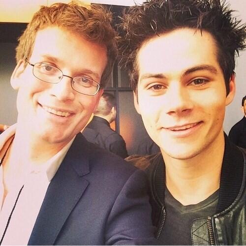 ScilesSpain's tweet photo. Dylan O'Brien con John Green, escritor de The Fault in our Stars.  (Bajo la misma estrella en España. #MovieAwards http://t.co/L1dxssII6D