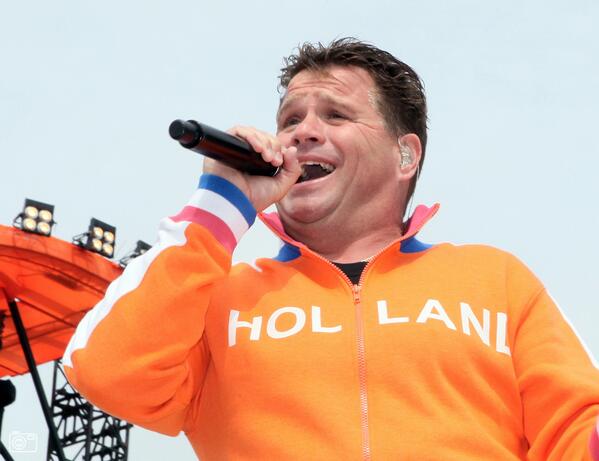 #onsoranje en #wolterkroes aktie. Zing mee met Wolters nieuwe WK plaat a.s. dond. #wk14lied bit.ly/1ihIwZJ