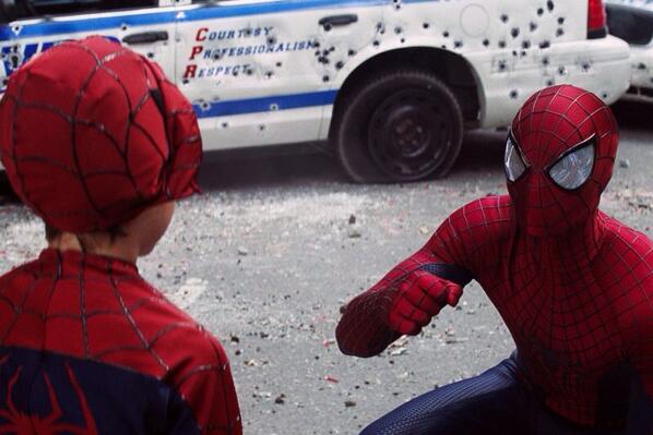 AizatAbd's tweet photo. Korang rase ape Spiderman tengah cakap dengan budak tu? RT kalau korang tau. #Spiderman2 http://t.co/lUffKYGuON